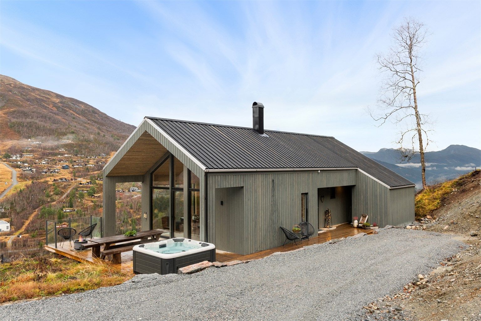 Vei helt frem til hytta. Mulighet for bygging av garasje/carport. 