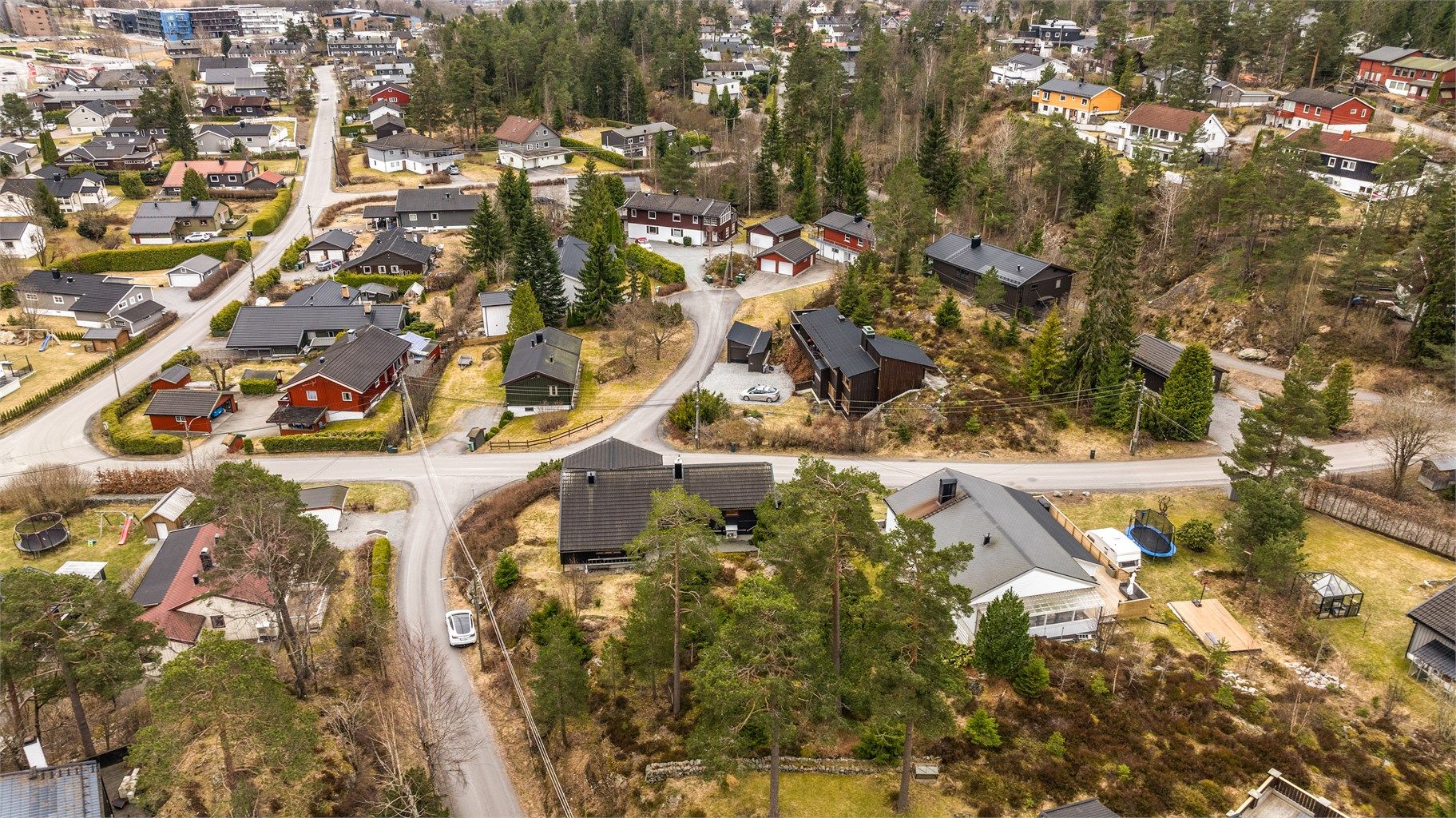 Oversikt over nabolaget som beskrives som en 'trygg oase' med store, romslige tomter.