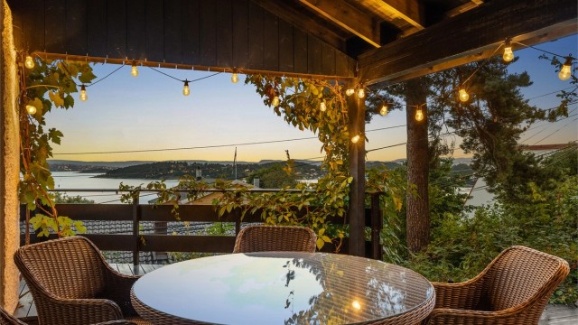 Eiendommen ligger godt tilbaketrukket i Nordstrandskråningen, med utsikt over fjorden og gode solforhold.
Foto: Oh Shots