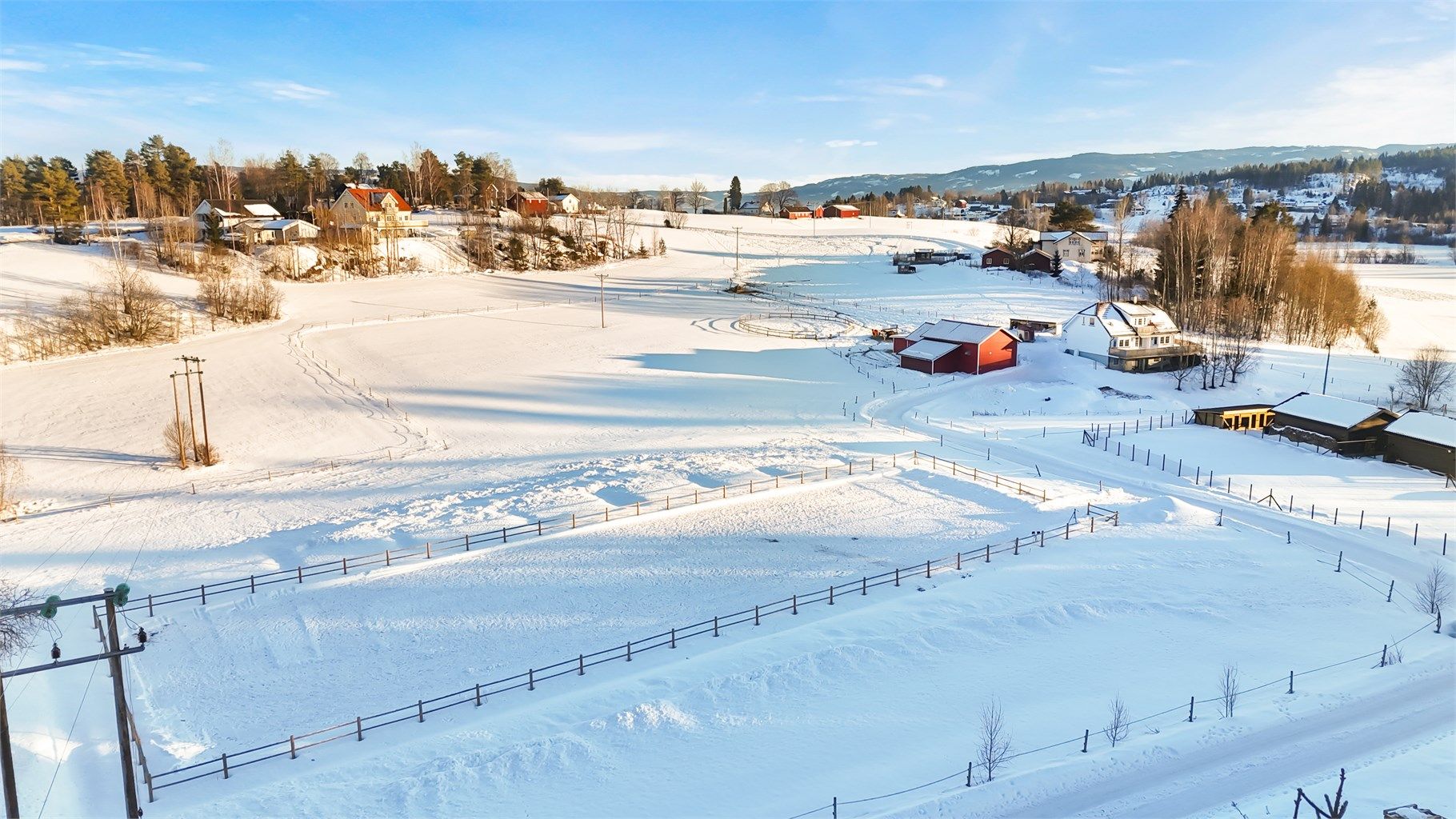 Ridebane på ca. 40 x 20 m, godt drenert og opparbeidet. 