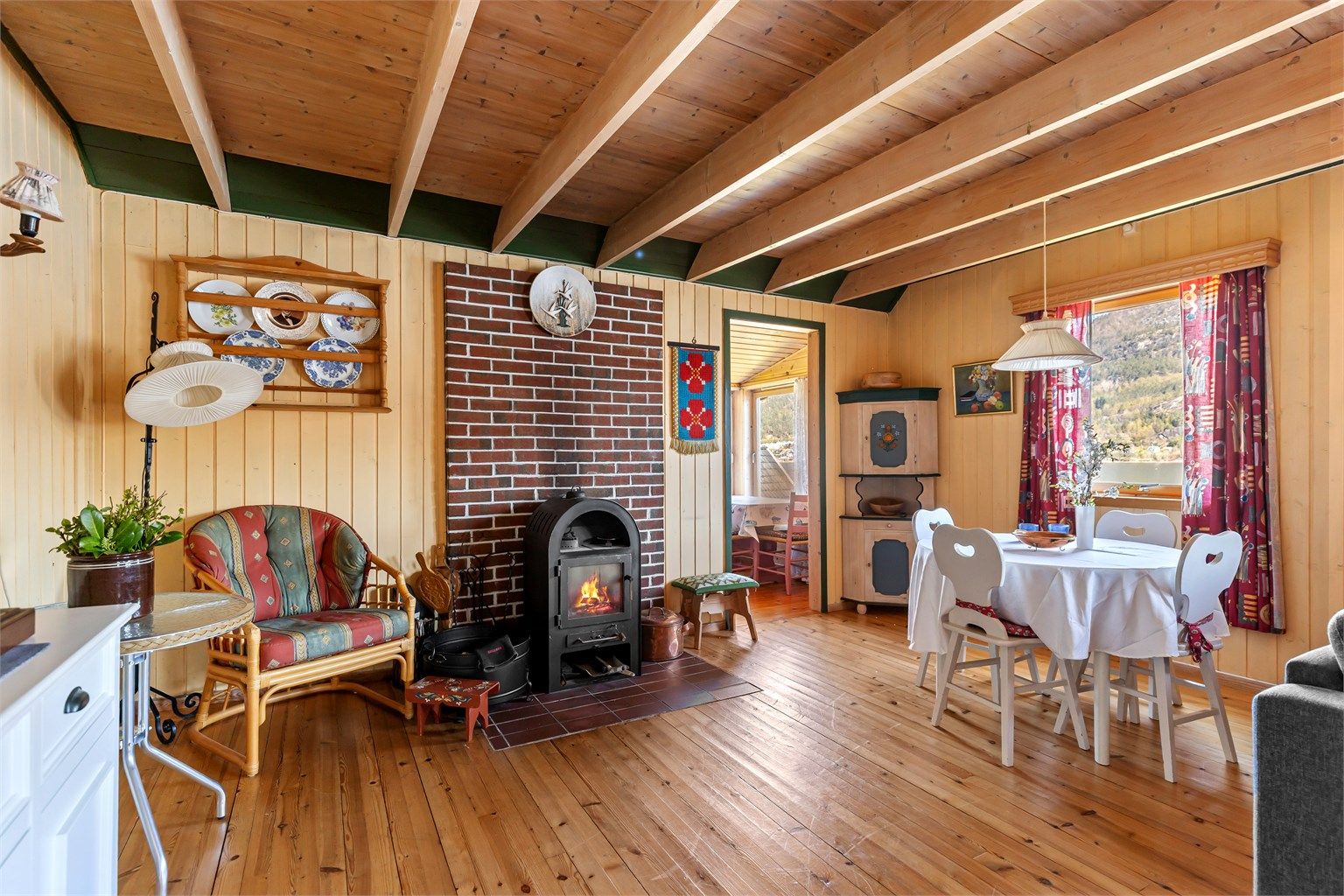 En peisovn sørger for ekstra varme og hygge på kjølige dager.