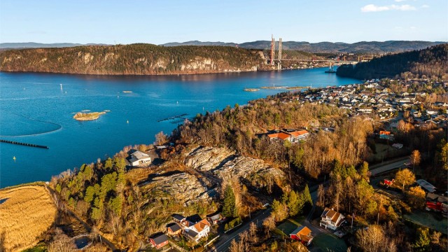 Eiendommene ligger landlig til med nærhet til sjøen.