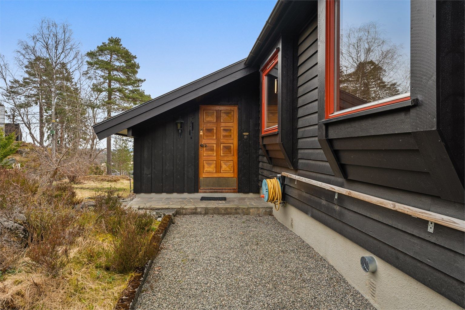 Hovedinngangen til boligens første etasje. Entrédøren er en profilert tredør med sikkerhetslås.