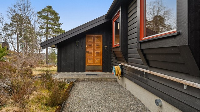 Hovedinngangen til boligens første etasje. Entrédøren er en profilert tredør med sikkerhetslås.