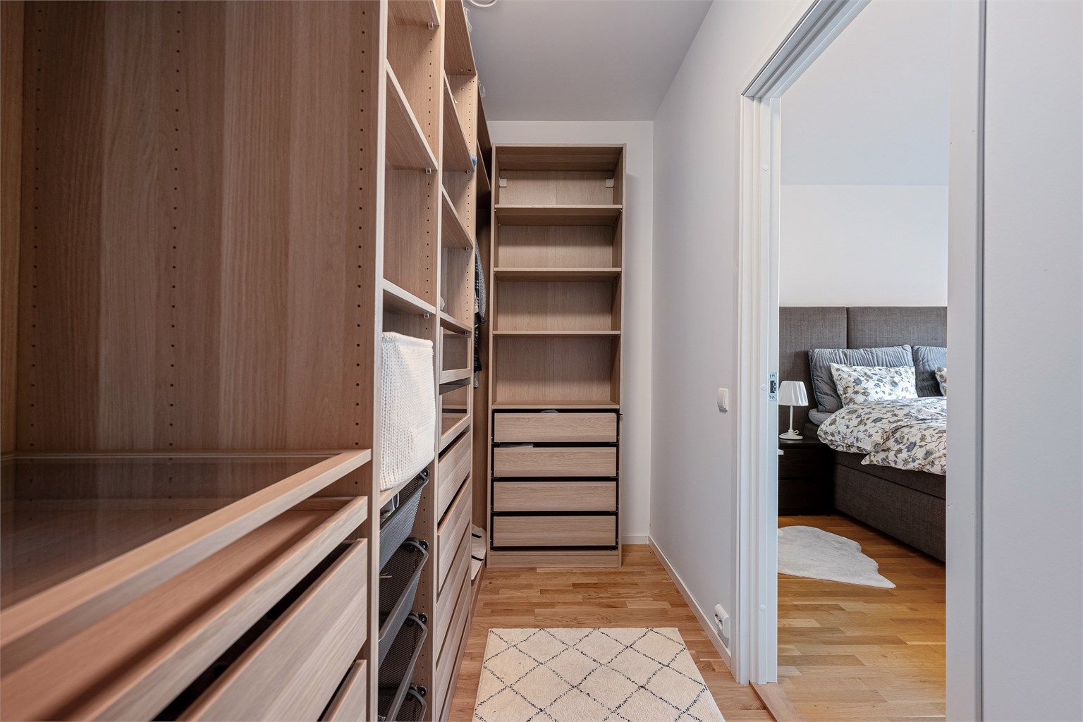 Et eget walk-in closet gir rikelig med oppbevaringsplass for klær og tilbehør.