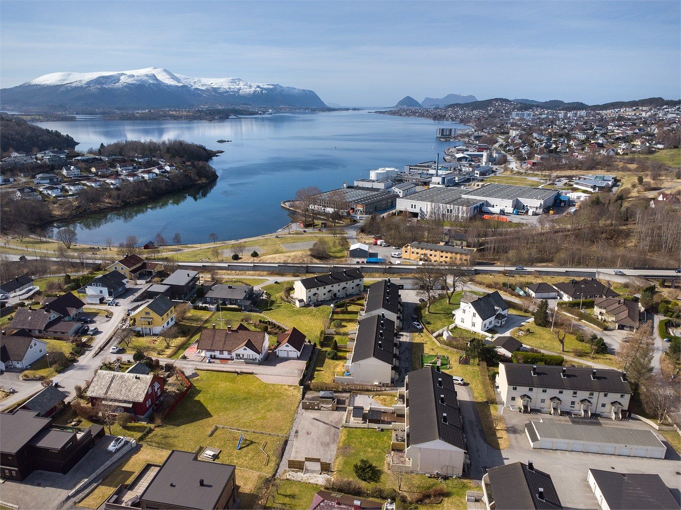 Både barne-, ungdoms- og videregående skoler ligger i gangavstand fra eiendommen.