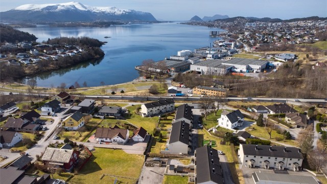 Både barne-, ungdoms- og videregående skoler ligger i gangavstand fra eiendommen.