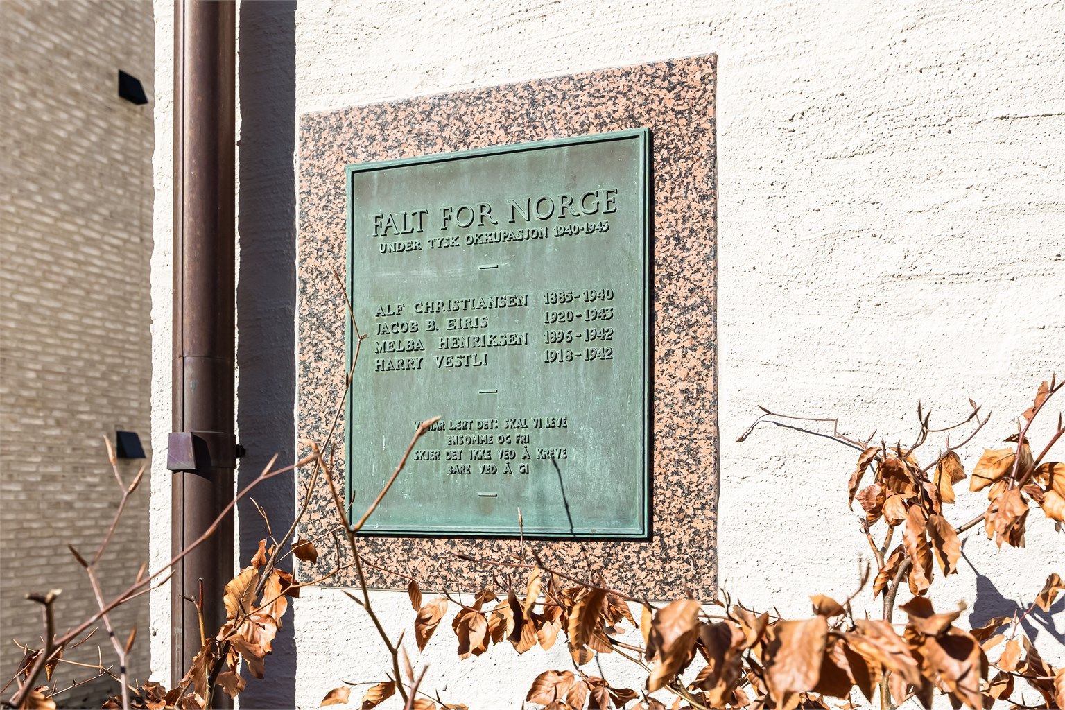 Historisk detalj i fasaden på bygget.
