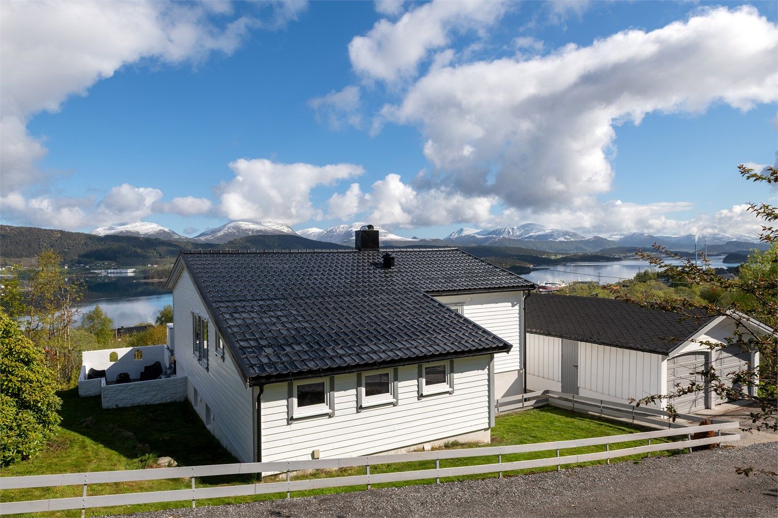 Eiendommen er opparbeidet med gruslagt gårdsplass og plenareal.