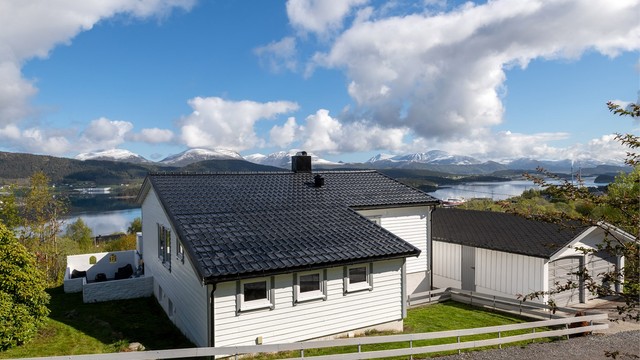 Eiendommen er opparbeidet med gruslagt gårdsplass og plenareal.