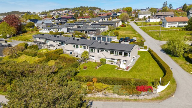 Eiendommen ligger fint til på et hjørne, med en romslig og velstelt hage