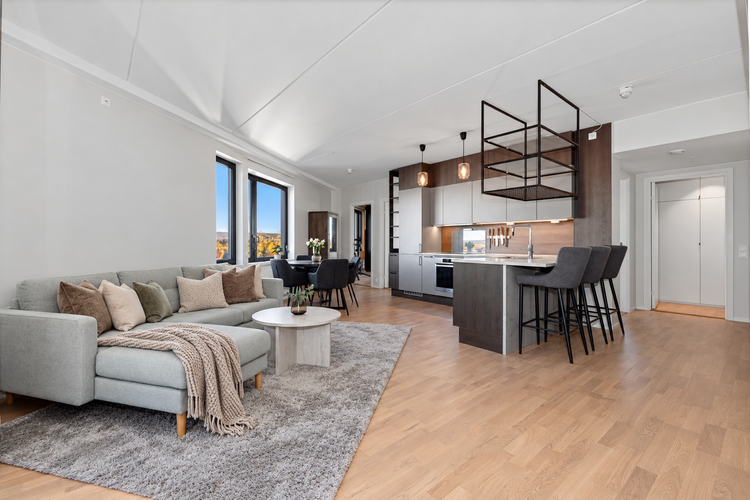 Stue med åpen kjøkkenløsning i moderne og tidsriktig design. Digital styling sofa og gardiner