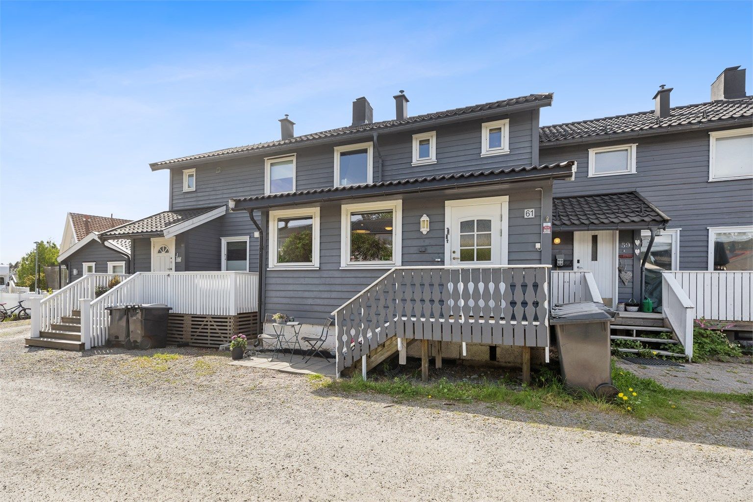 Hyggelig adkomst til boligen via gruslagt gårdsplass -2 biloppstillingsplasser i en felles parkeringsrekke på gårdsplass 