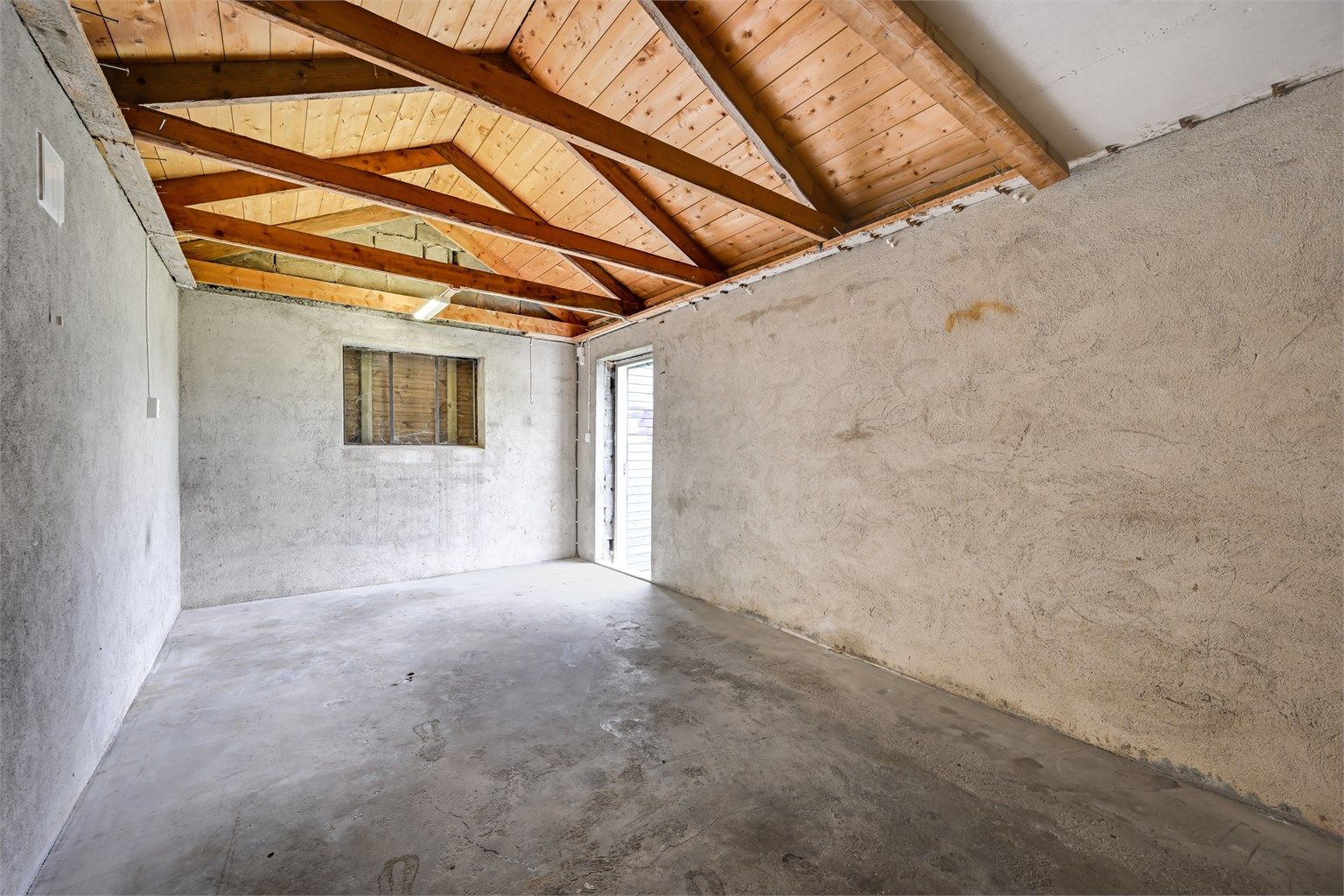 Innvendig areal i boden er på 17 m², med støpt gulv og yttervegger i mur.