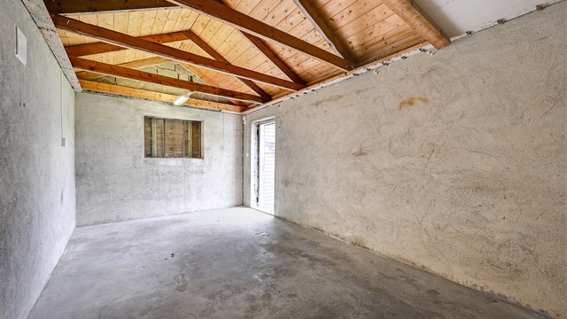 Innvendig areal i boden er på 17 m², med støpt gulv og yttervegger i mur.