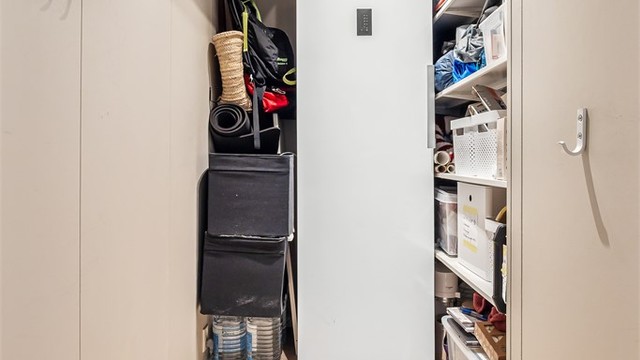Skiftet gulv og etablert hyllesystem i innvendig bod i nyere tid.