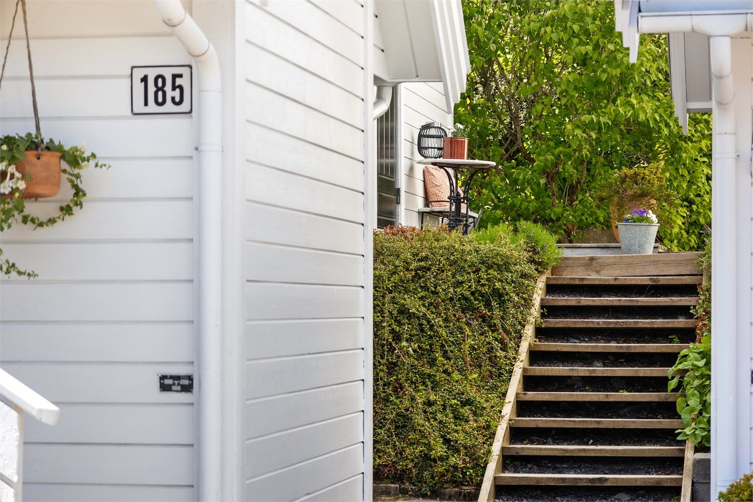 Boligen ligger fint til i et etablert og barnevennlig boligområde i Vollen. Her har du nærhet til skoler, barnehager, offentlig kommunikasjon, samt gode servicetilbud. Eiendommen ligger i et stille og rolig område, godt egnet for barnefamilier.