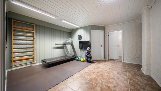 Sokkeletasjens romslige gang er byggemeldt som hobbyrom og fyller i dag rollen som treningsrom.