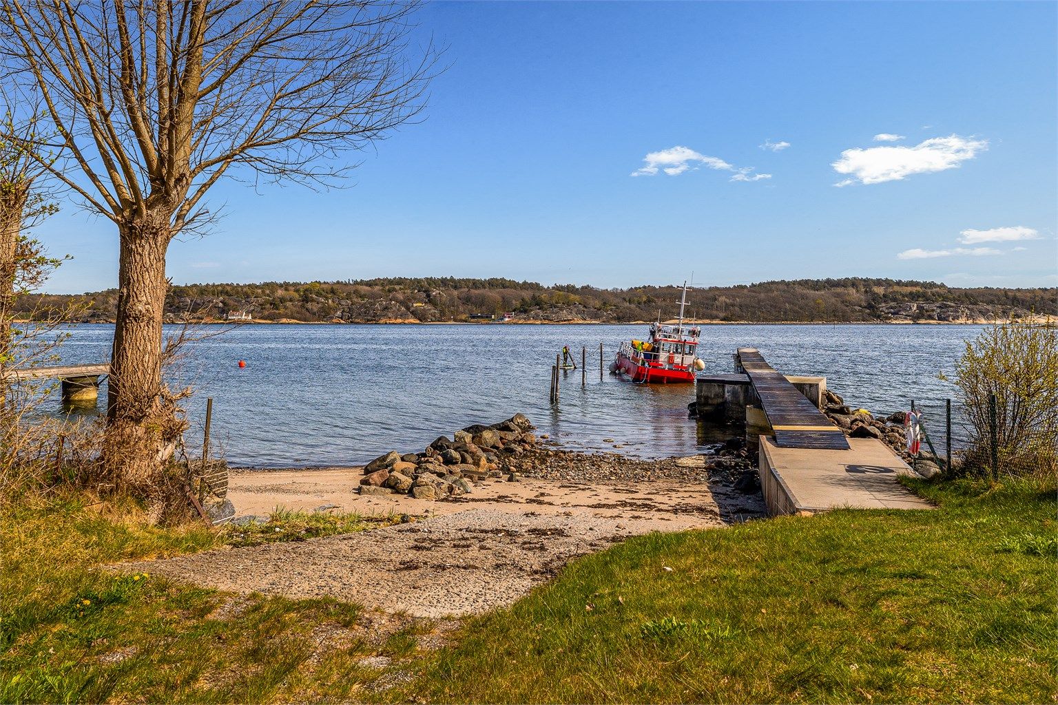 Kort vei ned til felles brygge og gode bademuligheter.