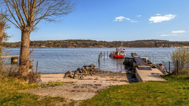Kort vei ned til felles brygge og gode bademuligheter.