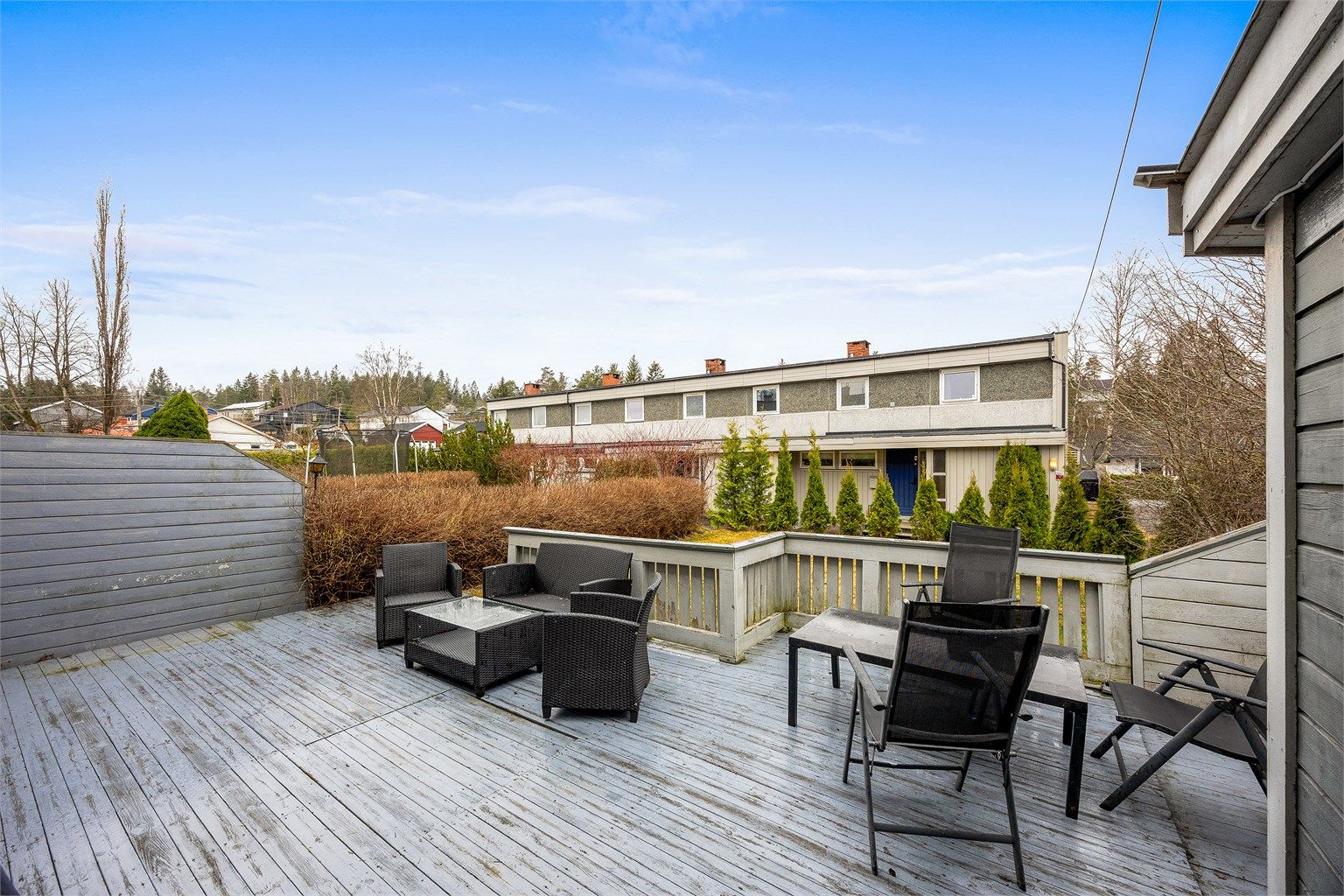 Boligen har tre terrasser på til sammen 51 m², hvorav den største på 34 m² har utgang direkte fra spisestuen.