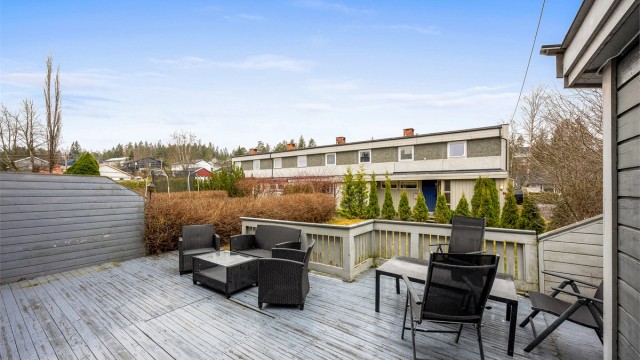 Boligen har tre terrasser på til sammen 51 m², hvorav den største på 34 m² har utgang direkte fra spisestuen.