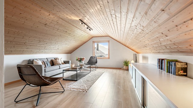 God plass til både sittegruppe og TV-møblement i loftstuen.
