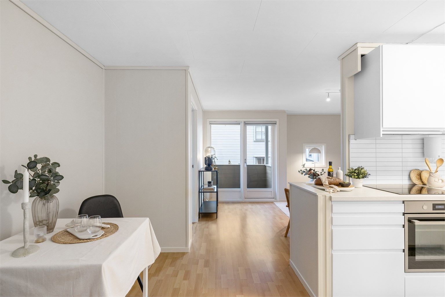 Leiligheten byr på en lys og gjennomtenkt planløsning med delvis åpen forbindelse mellom oppholdsrommene.