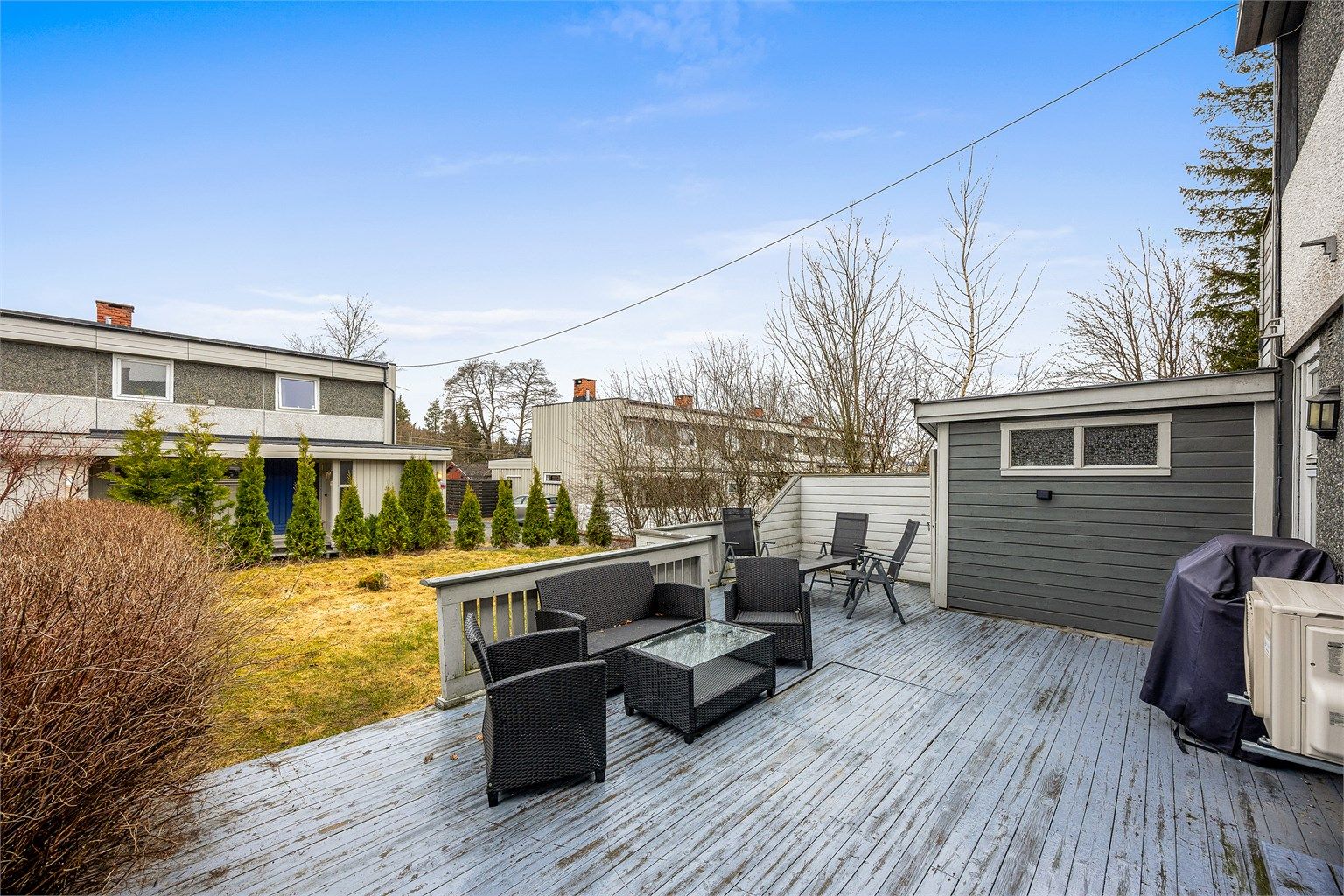 Terrassen er bygget i trekonstruksjoner med rekkverk og levegger.