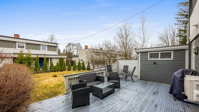 Terrassen er bygget i trekonstruksjoner med rekkverk og levegger.