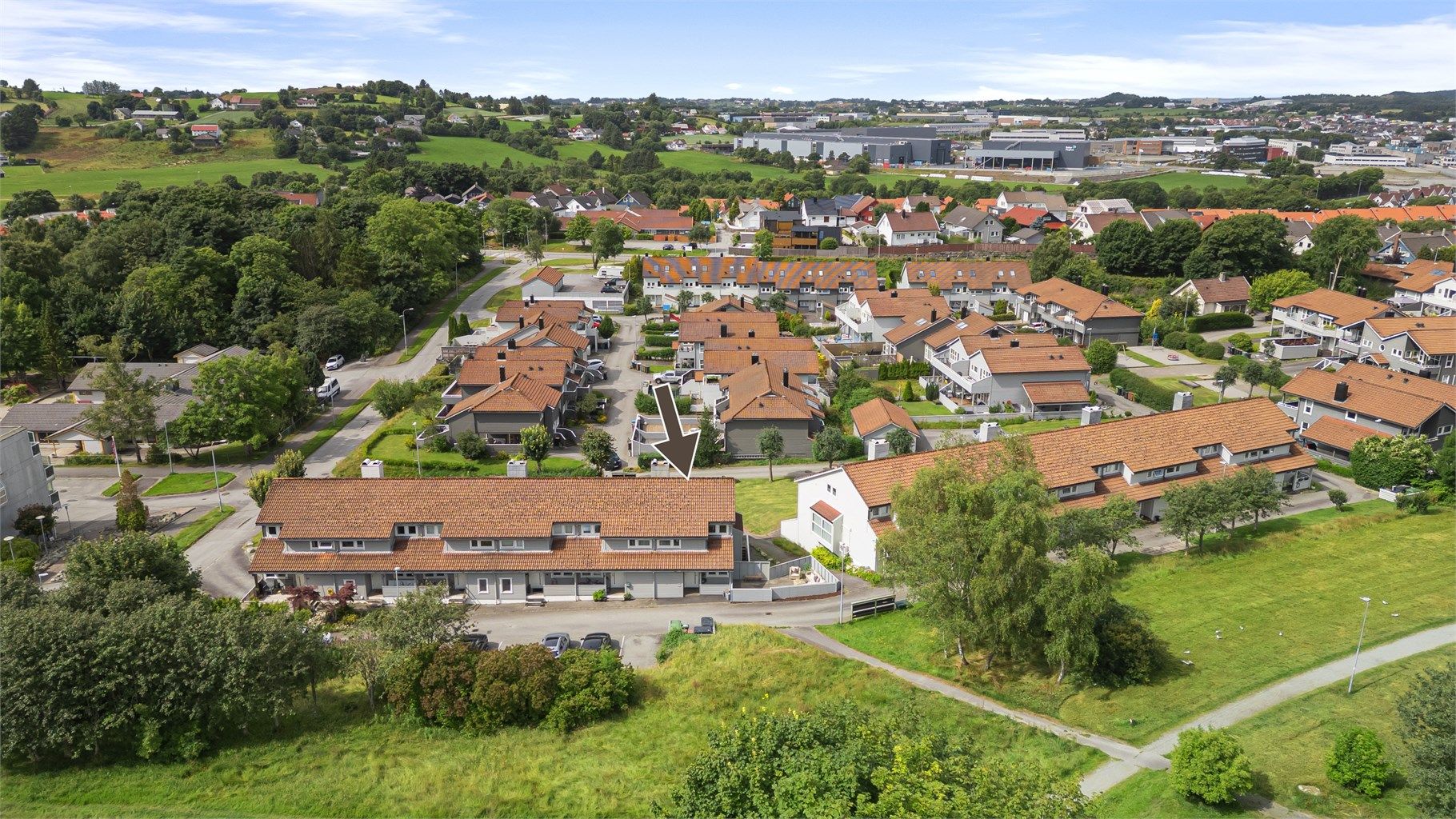 Boligen ligger i et etablert boligfelt på Tasta, som består for det meste av lik bebyggelse. Her ligger du på en høyde i bakre rekke, som gir åpent utsyn, i tillegg til friområde i front. 
