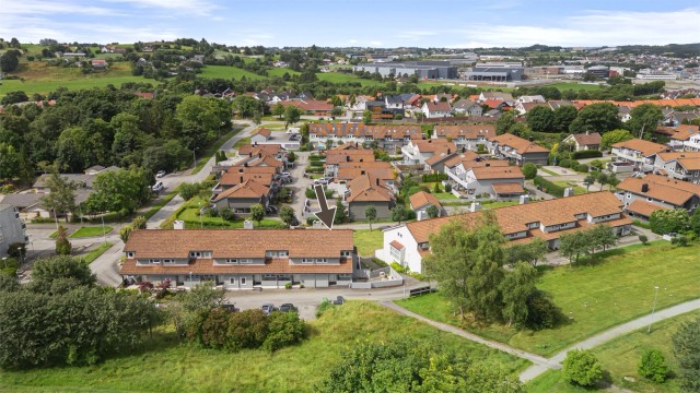 Boligen ligger i et etablert boligfelt på Tasta, som består for det meste av lik bebyggelse. Her ligger du på en høyde i bakre rekke, som gir åpent utsyn, i tillegg til friområde i front.