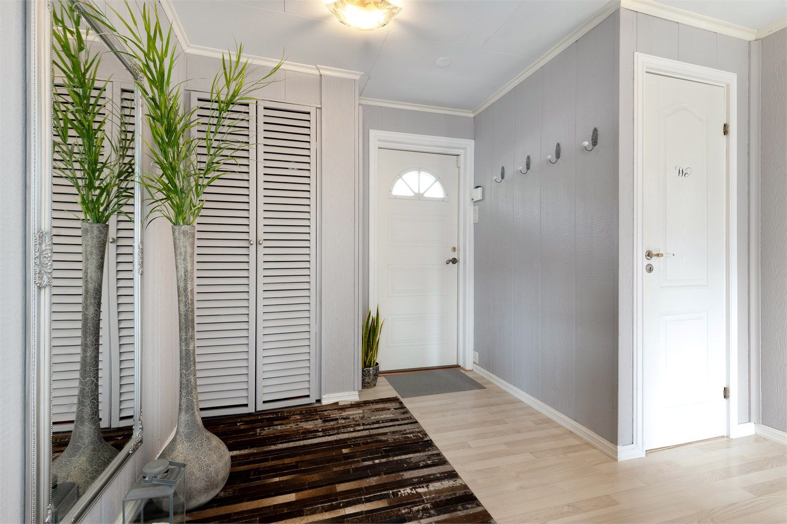 Entréen har plass til oppheng av yttertøy og en praktisk garderobeløsning.