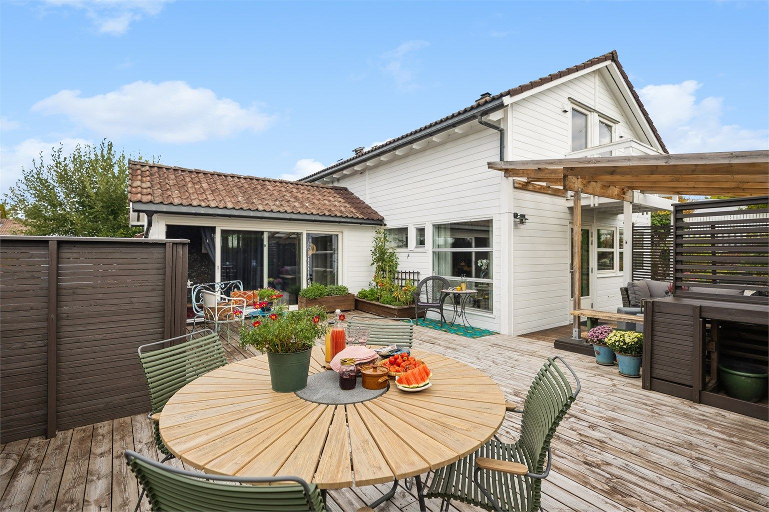 Stor, vestvendt terrasse på hele 55 kvm, med god plass til flere sittegrupper, utekjøkken og pergola – perfekt for lange, solrike dager og hyggelige sammenkomster.