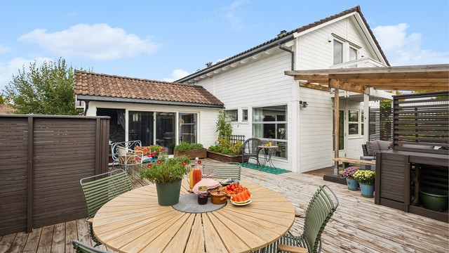 Stor, vestvendt terrasse på hele 55 kvm, med god plass til flere sittegrupper, utekjøkken og pergola – perfekt for lange, solrike dager og hyggelige sammenkomster.