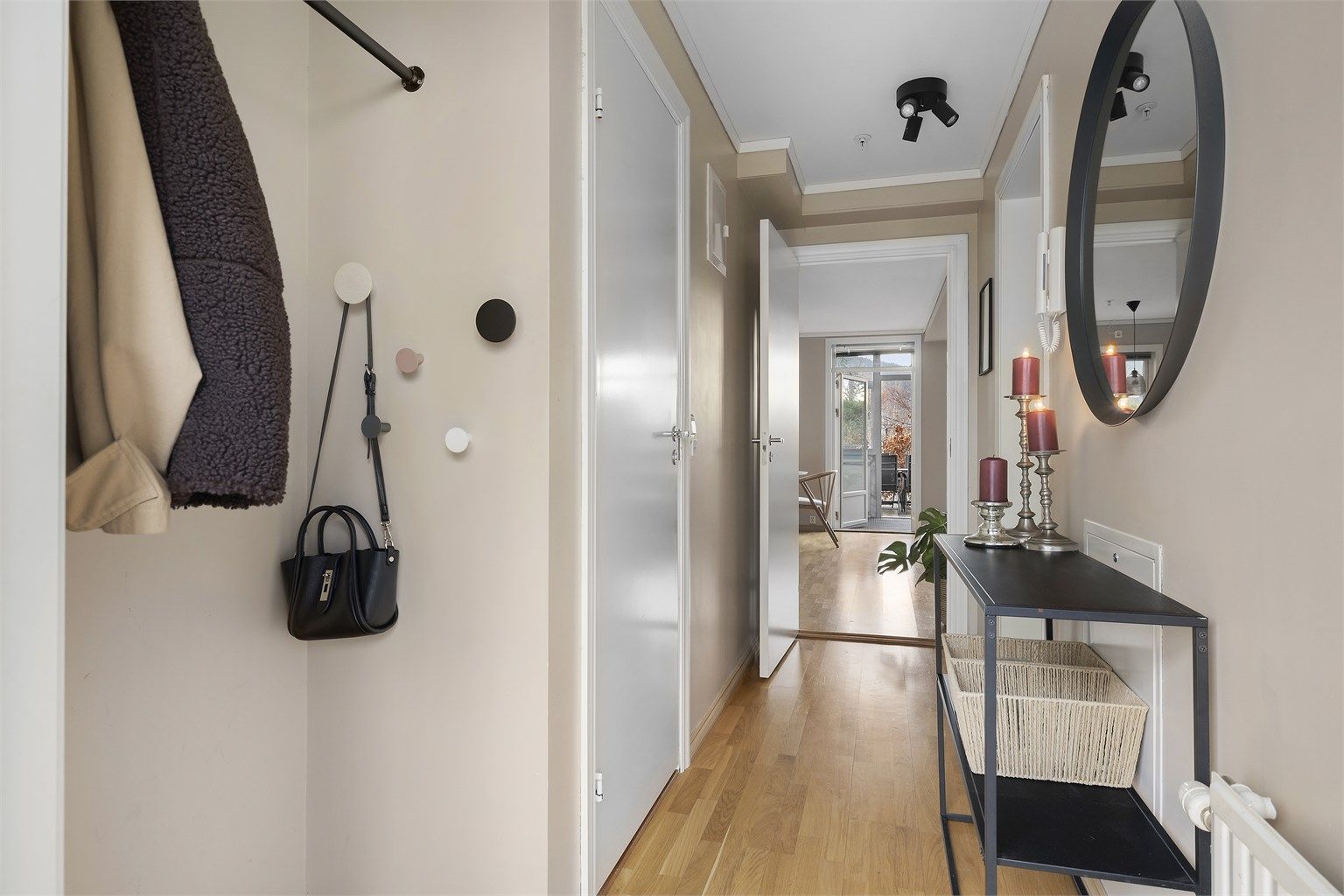 Velkommen inn! Entréen har gode muligheter for oppheng av yttertøy og plass til eget konsollbord