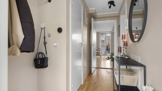Velkommen inn! Entréen har gode muligheter for oppheng av yttertøy og plass til eget konsollbord