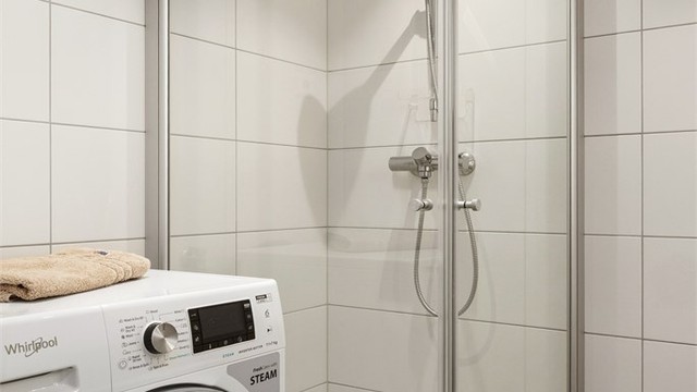 Badet har opplegg for vaskemaskin og tørketrommel