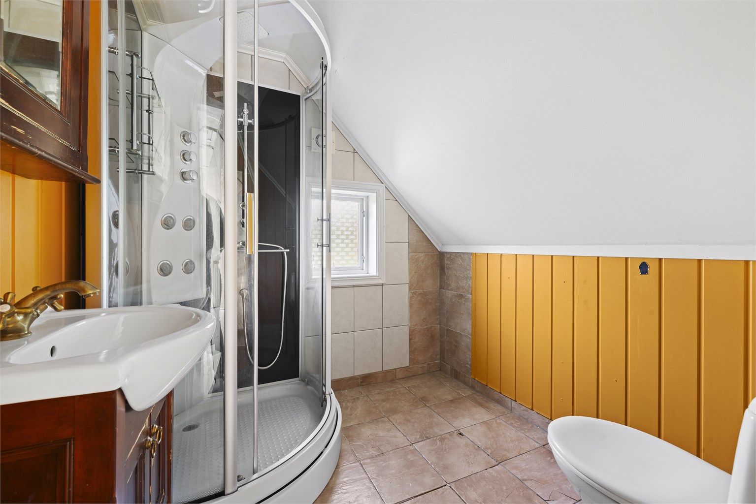 Bad 2. etg. Dette har behov for renovering.