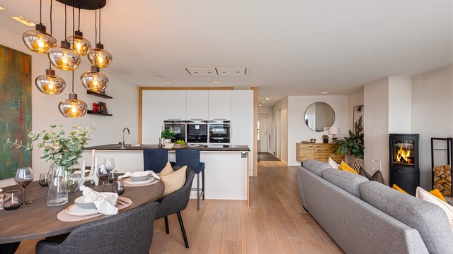 Det er gjennomgående flott enstavs hvitoljet eikeparkett på gulv og spotter i tak og lyse veggflater i leiligheten.
