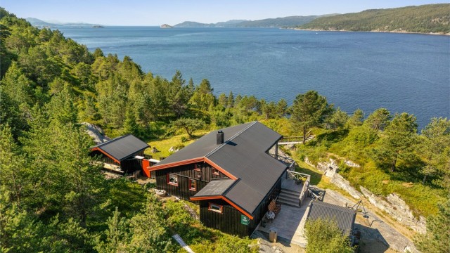 Velkommen til Sprengberga 42 og 44 - og denne flotte hytta beliggende perfekt til i hyttefeltet med fantastiske sol- og utsiktsforhold.