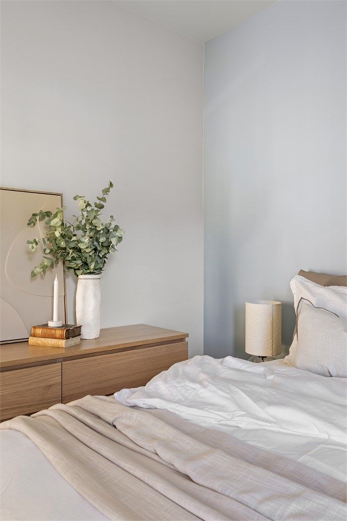 Enstavs eikeparkett og duse farger skaper en rolig base.