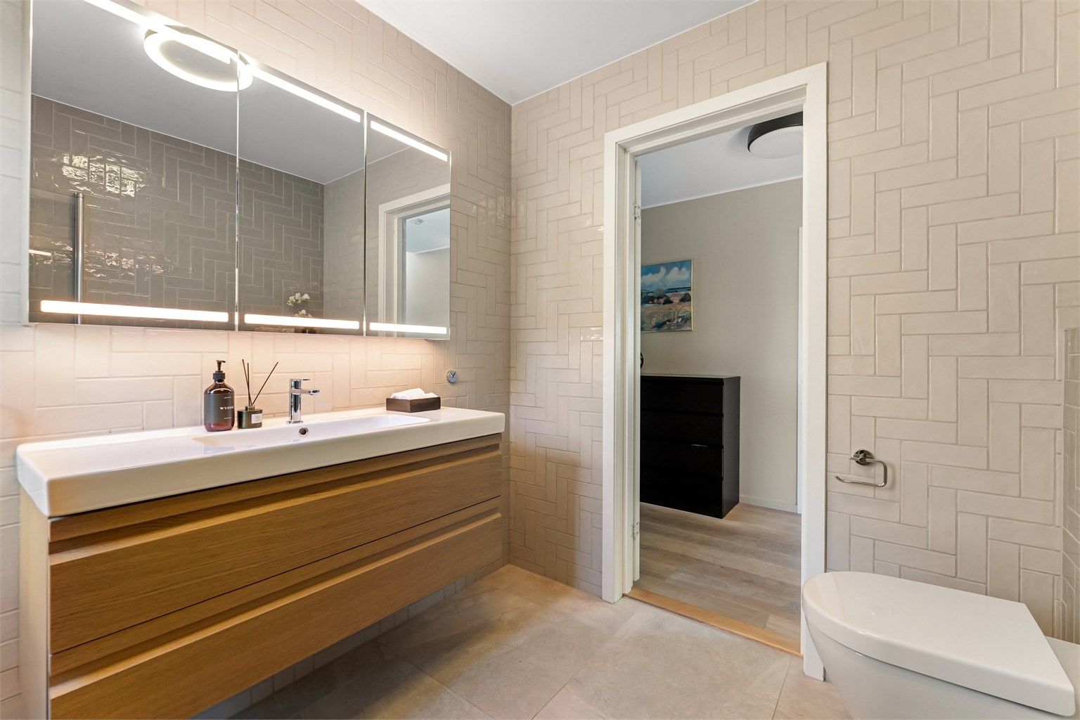 Etasjen inneholder 2 baderom som ligger vegg i vegg hvor begge badene ble renovert samme år