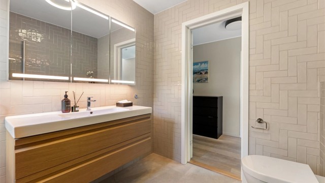 Etasjen inneholder 2 baderom som ligger vegg i vegg hvor begge badene ble renovert samme år