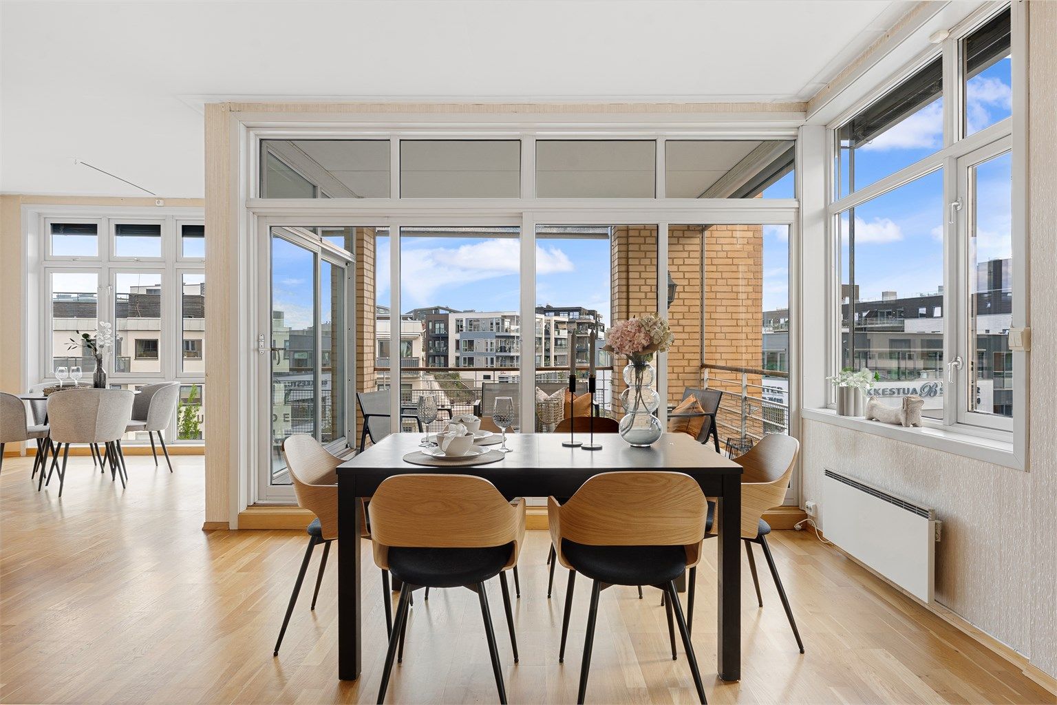 Stor og hyggelig 4-roms med svært sentral og attraktiv beliggenhet midt i sentrum av Bekkestua