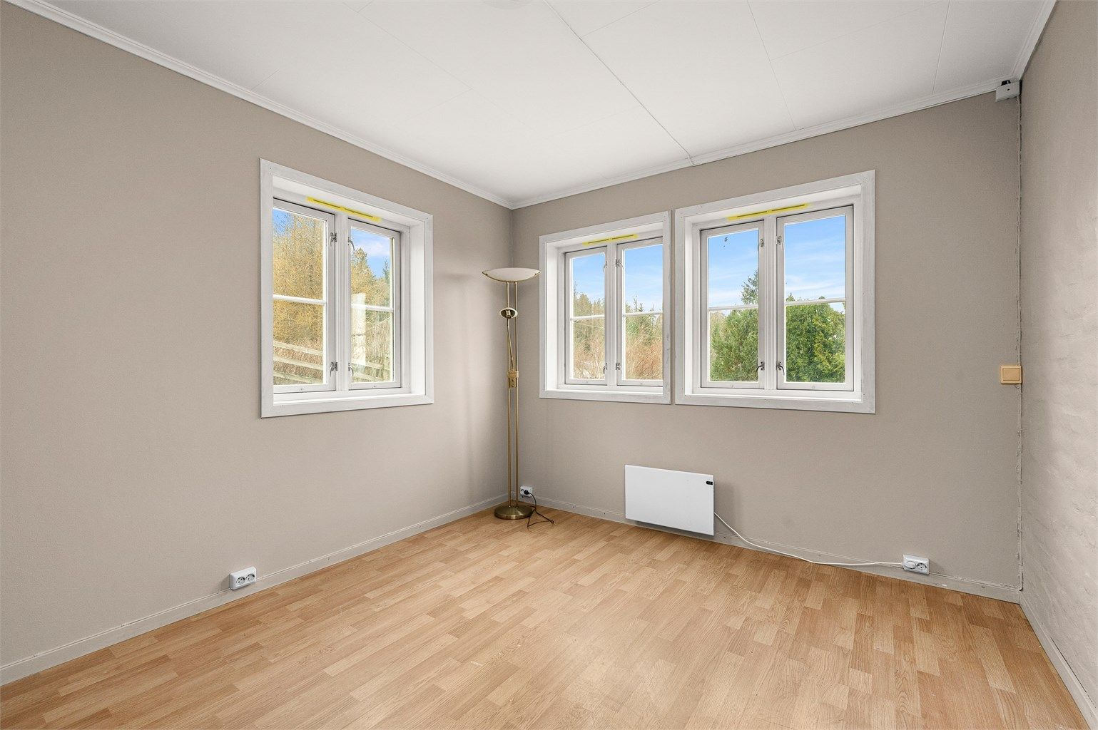 Stuen har gode vindusflater og fine møbleringsmuligheter for både stue- og spiseplass.