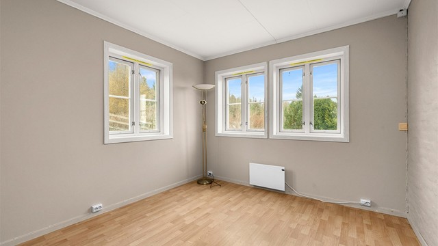 Stuen har gode vindusflater og fine møbleringsmuligheter for både stue- og spiseplass.