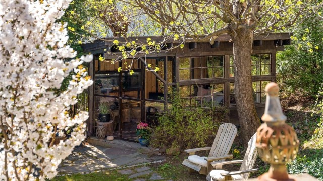 Hagestuen er skjermet og gir en følelse av å sitte midt i naturen.