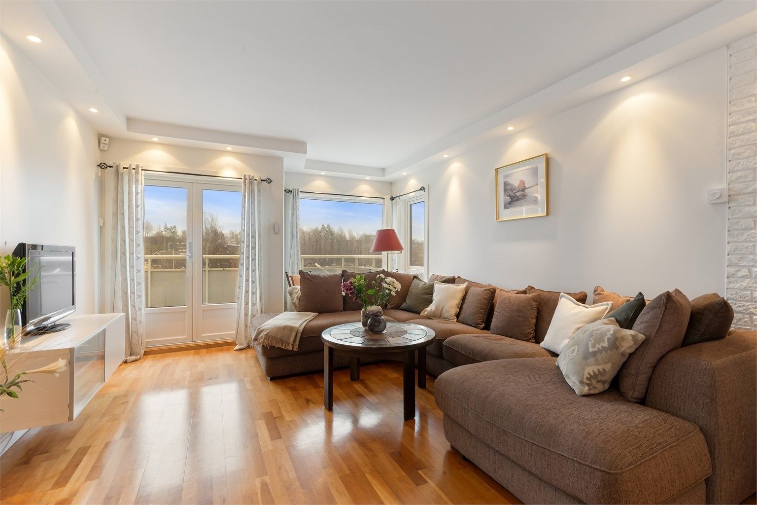 Store vindusflater slipper inn rikelig med lys. Vinduene ble skiftet i hele leiligheten i 2021.