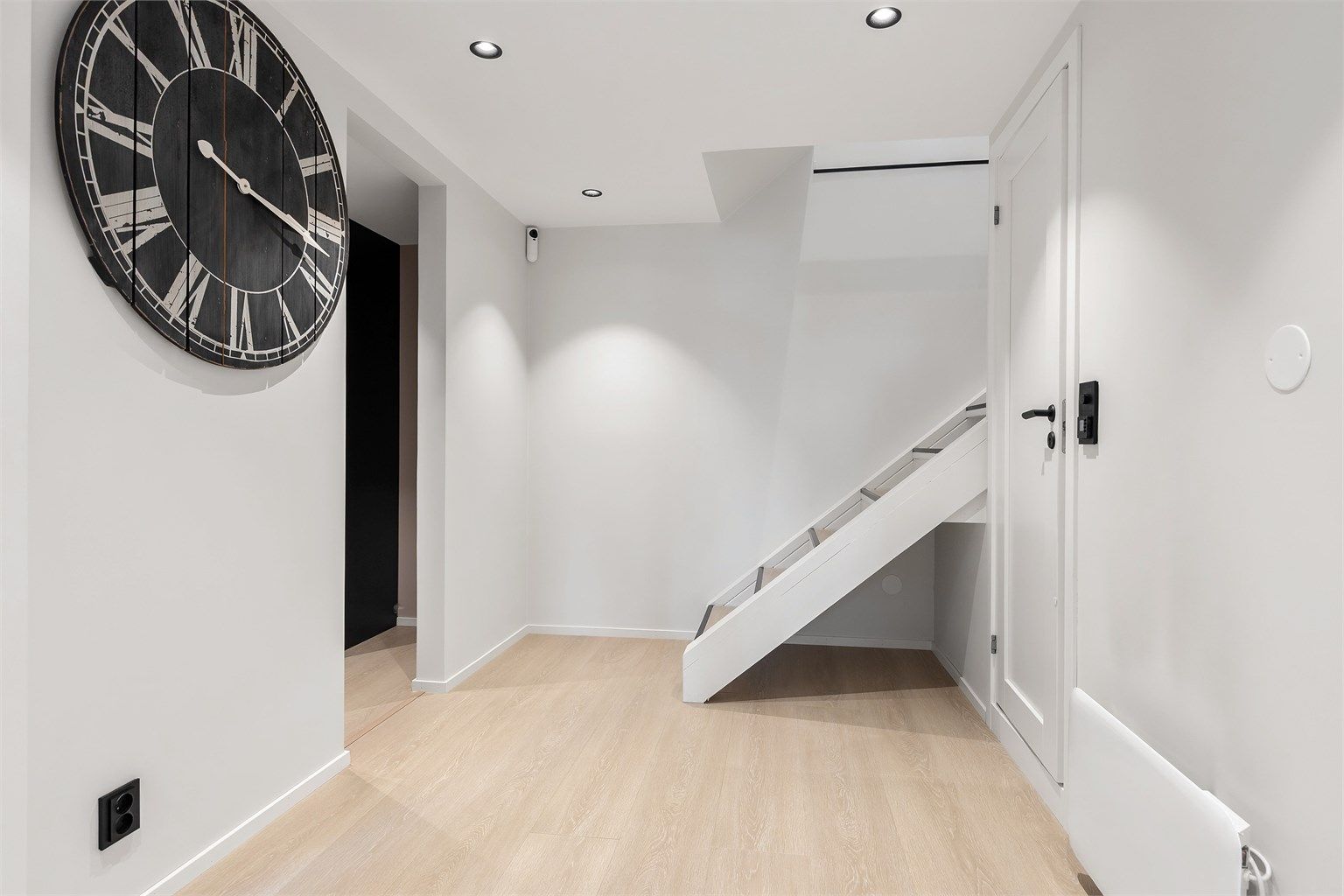 Fra gangen i kjelleren er det adkomst til walk-in-closet, bad og de tre soverommene